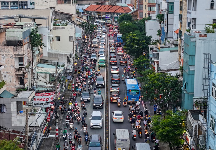 Sở Giao thông vận tải TP.HCM làm nhiều cách để giảm ùn ứ đường Nguyễn Tất Thành - Ảnh 1.