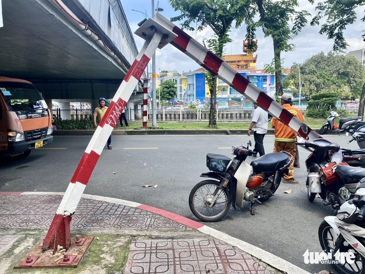 Xe tải tông sập khung giới hạn gầm cầu Hoàng Hoa Thám, quận 1 - Ảnh 2.