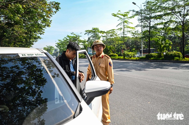 Ô tô dừng đỗ, đón khách bừa bãi trên phố Hà Nội: Tài xế nói 'không làm vậy sẽ mất khách' - Ảnh 1.