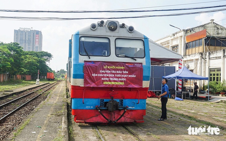 Đoàn tàu liên vận chở 70 tấn dừa tươi miền Tây đi Trung Quốc - Ảnh 1.