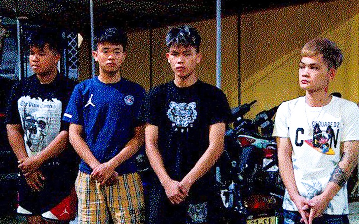 Nhóm 'quái xế' ném chai thủy tinh, chặn đánh người đi đường để lấy 'chiến tích' - Ảnh 2.