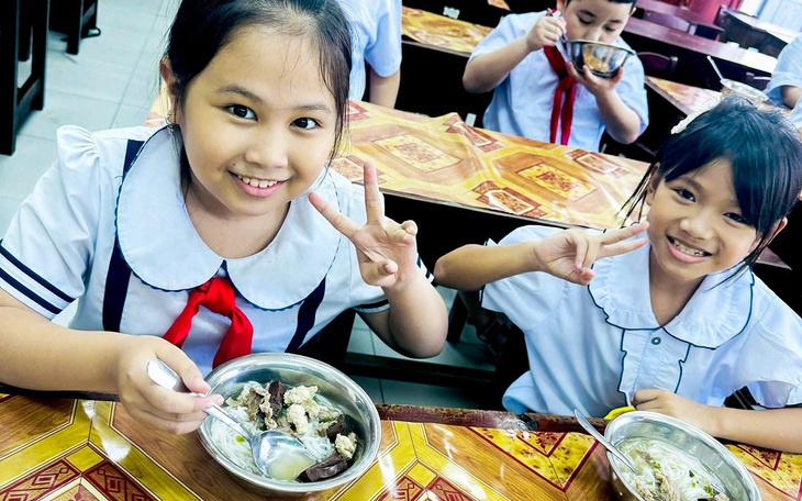 Vụ ấu trùng sống trong suất ăn bán trú: Trường gửi mẫu thực phẩm đi kiểm định - Ảnh 2.