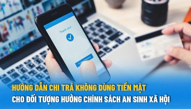 Người dân gặp khó khi nhận trợ cấp qua thẻ ngân hàng - Ảnh 1.