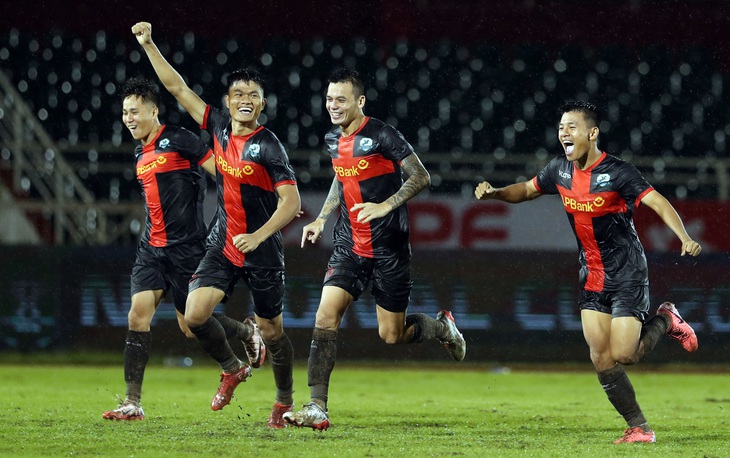 Giải hạng nhất 2024-2025: Khó đoán suất play-off thăng hạng - Ảnh 2.