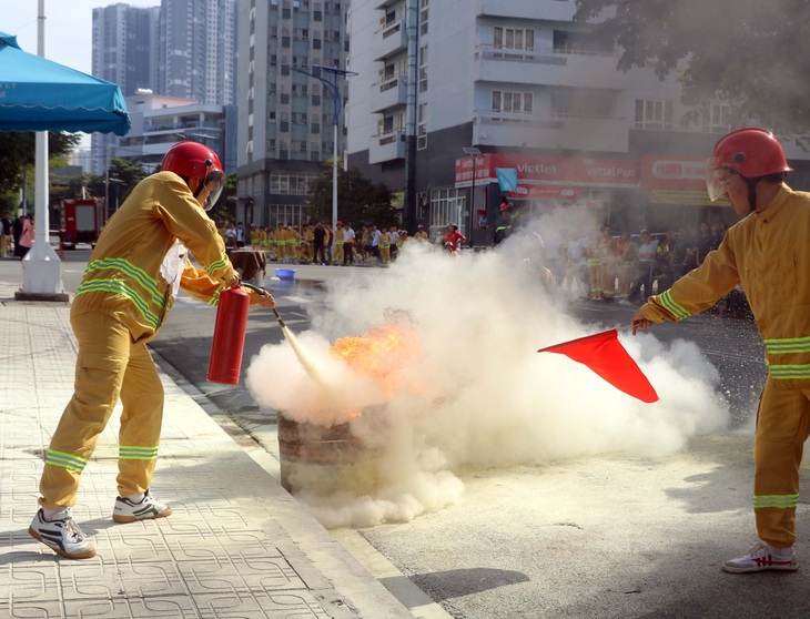 Kịch tính những màn 'chữa lửa, cứu người' của sinh viên - Ảnh 3.