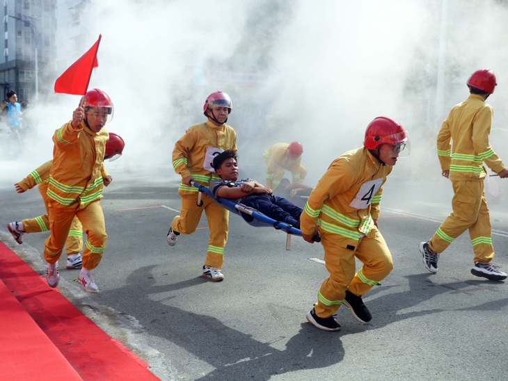 Kịch tính những màn 'chữa lửa, cứu người' của sinh viên - Ảnh 1.