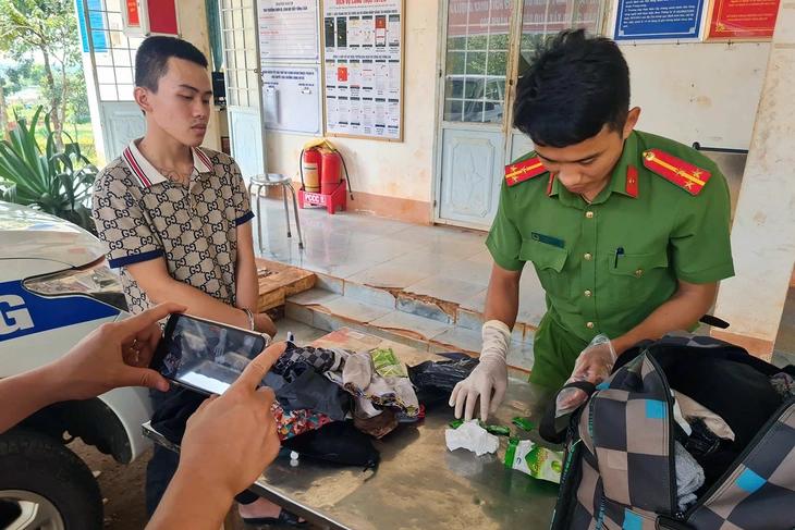 Kiểm tra thanh niên trong vụ tai nạn chết người, phát hiện súng và ma túy - Ảnh 1.