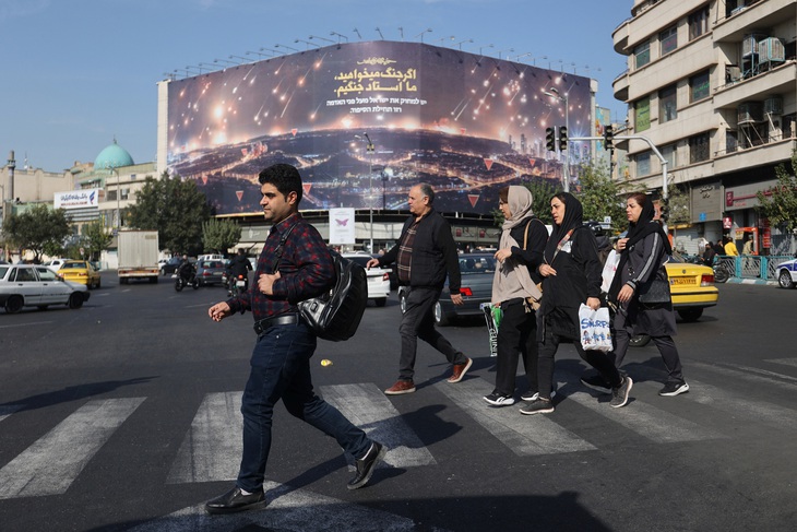 Israel đánh hệ thống phòng thủ quanh cơ sở năng lượng Iran - Ảnh 1.