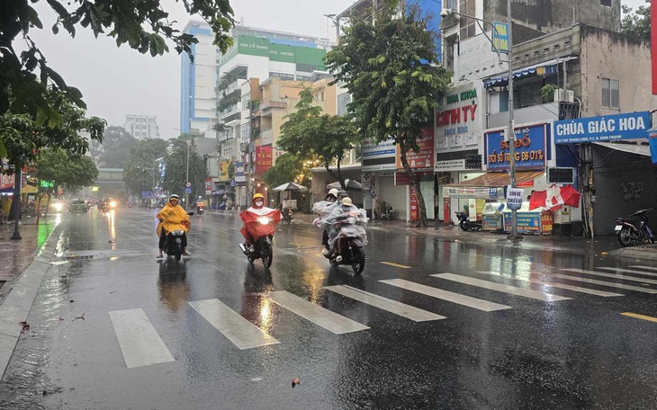 Thời tiết hôm nay 28-10: Nhiễu động suy yếu từ bão Trà Mi gây mưa to cho Trung Bộ - Ảnh 2.