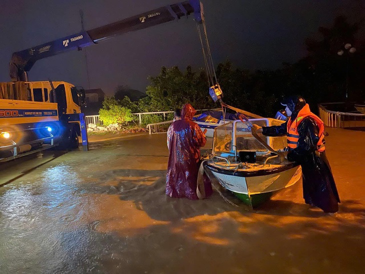 Lũ ở Lệ Thủy, Quảng Bình vẫn đang lên, đêm nay miền Trung tiếp tục mưa lớn - Ảnh 1.