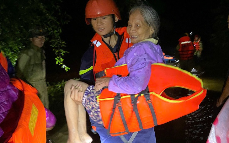 Hơn 1,3km đường sắt hư hỏng, có đoạn dịch chuyển 3,9m sau bão Trà Mi - Ảnh 6.