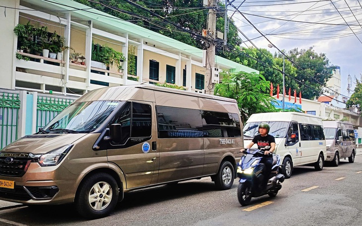 Nhiều nguy cơ sạt lở, đá rơi xuống đường đèo Cù Hin nối Nha Trang với sân bay Cam Ranh - Ảnh 2.