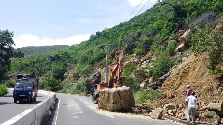 ‘Xóa sổ’ hòn đá cả tấn nguy cơ sạt lở xuống đường du lịch ở Nha Trang  - Ảnh 5.