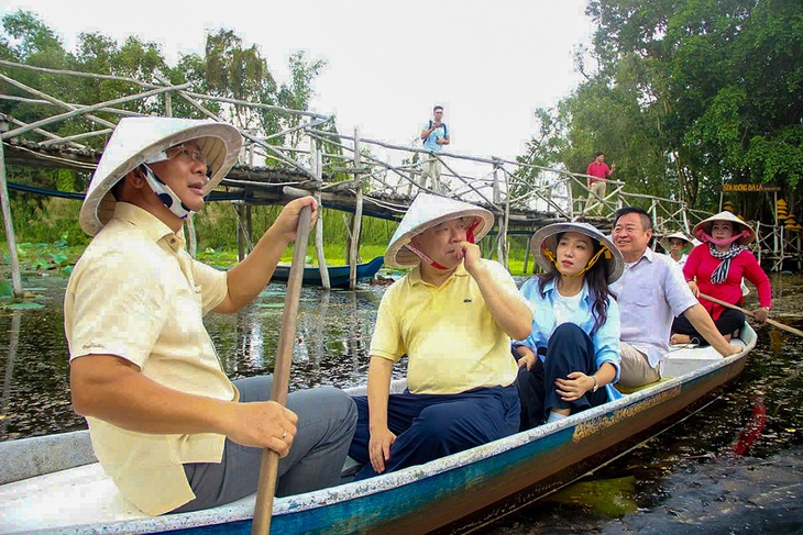 Bí thư Tỉnh ủy Long An chèo xuồng chở Tổng lãnh sự Hàn Quốc ngắm cảnh sông nước miền Tây - Ảnh 1.