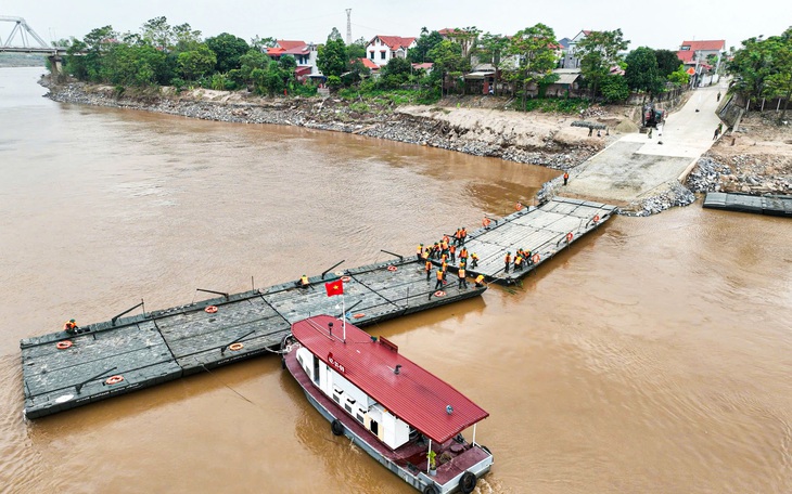 Phà quân sự thay thế cho cầu Phong Châu hoạt động phục vụ người dân - Ảnh 1.