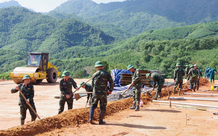 Dừng tìm kiếm nạn nhân mất tích vụ lũ quét Làng Nủ, còn 7 người mất tích - Ảnh 2.