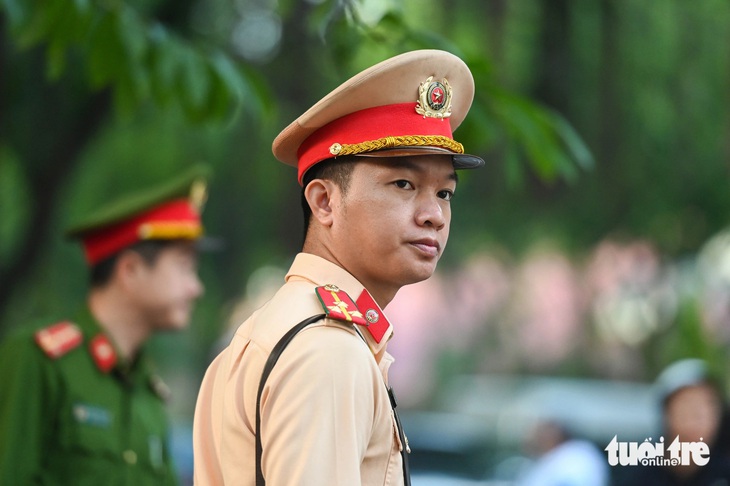 Xử lý vi phạm giao thông học sinh: Người lớn đội mũ bảo hiểm cho mình nhưng bỏ quên con trẻ - Ảnh 1.