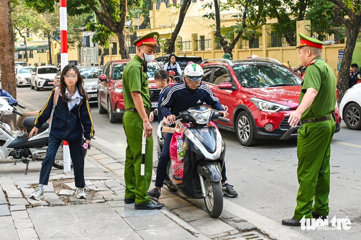 Xử lý vi phạm giao thông học sinh: Người lớn đội mũ bảo hiểm cho mình nhưng bỏ quên con trẻ - Ảnh 5.