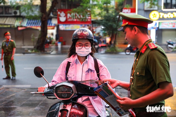 Xử lý vi phạm giao thông học sinh: Người lớn đội mũ bảo hiểm cho mình nhưng bỏ quên con trẻ - Ảnh 15.