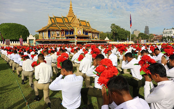 Quốc vương Campuchia Norodom Sihamoni bắt đầu thăm cấp nhà nước Việt Nam - Ảnh 1.