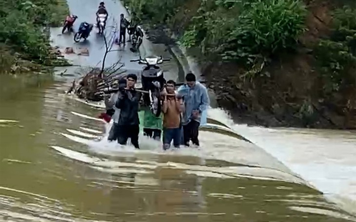 Cảnh sát dùng xuồng máy vượt nước lũ hỗ trợ dân đưa tro cốt về nhà tổ chức tang lễ - Ảnh 3.