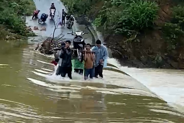 2 thôn bị cô lập, trưởng thôn vượt nước lũ chảy xiết ra ngoài cầu cứu - Ảnh 1.