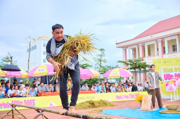 Phát hiện MC Quyền Linh lại 'ăn gian', tổ chức đám cưới cho cặp đôi nghèo - Ảnh 1.