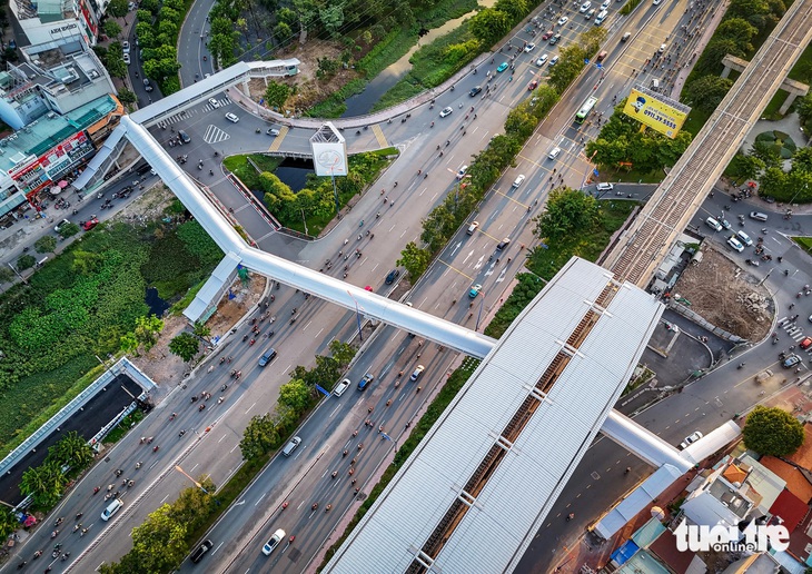 TP.HCM hoàn thành 9 cây cầu đi bộ kết nối với ga metro số 1 - Ảnh 3.