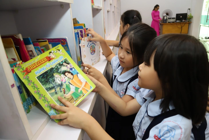 Mô hình '8 năm không thu quỹ phụ huynh' của trường cấp 2 tại TP.HCM, các trường khác làm được không? - Ảnh 1.