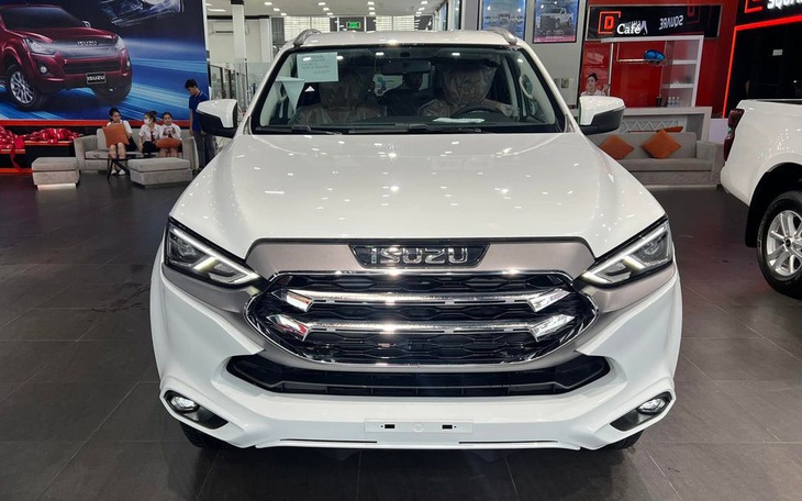 Tin tức giá xe: Isuzu mu-X xả kho giảm hơn 200 triệu, cùng phân khúc Fortuner giá ngang Yaris Cross - Ảnh 1.