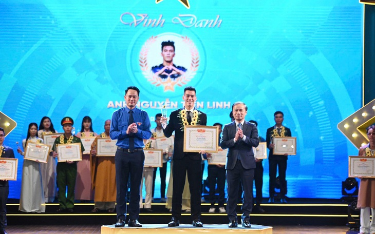 Ca sĩ Hòa Minzy, anh ‘cán bộ xã’ nhận giải thưởng ‘Thanh niên sống đẹp’ năm 2025 - Ảnh 3.