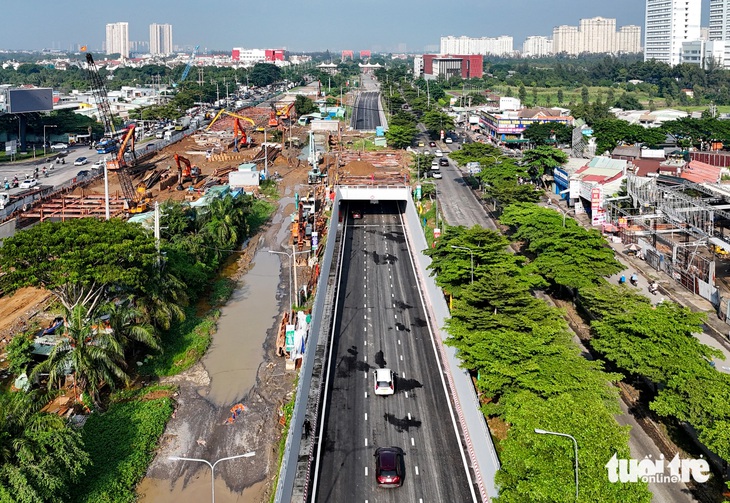 Thông xe nhánh hầm chui Nguyễn Văn Linh - Nguyễn Hữu Thọ, hướng Tân Thuận đi quốc lộ 1 - Ảnh 1.