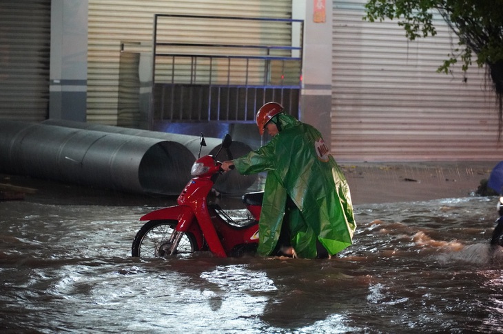 Triều cường đạt mức báo động 3, ngập “chuyển hướng” khỏi quận trung tâm Cần Thơ - Ảnh 1.