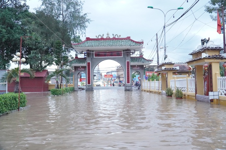 Triều cường đạt mức báo động 3, ngập “chuyển hướng” khỏi quận trung tâm Cần Thơ - Ảnh 2.