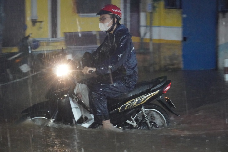 Triều cường đạt mức báo động 3, ngập “chuyển hướng” khỏi quận trung tâm Cần Thơ - Ảnh 6.