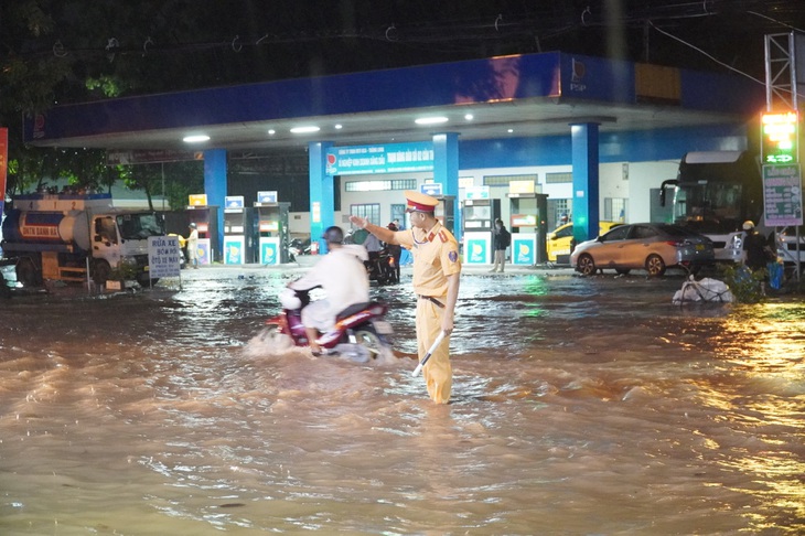 Triều cường đạt mức báo động 3, ngập “chuyển hướng” khỏi quận trung tâm Cần Thơ - Ảnh 7.