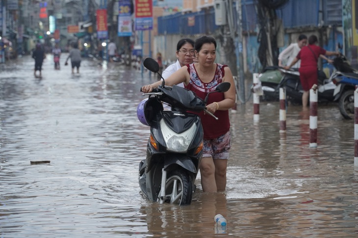 Triều cường đạt mức báo động 3, ngập 'chuyển hướng' khỏi quận trung tâm Cần Thơ - Ảnh 3.