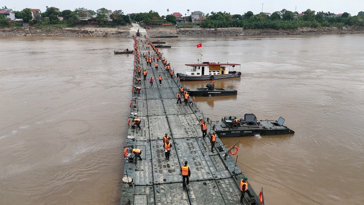 Phà quân sự thay thế cầu phao Phong Châu hoạt động phục vụ người dân - Ảnh 4.