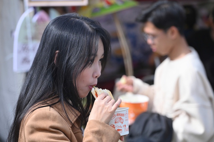 Vietnam Phở Festival 2024: Khách xếp hàng dài, bánh mì, chả giò cũng 'cháy hàng' - Ảnh 8.