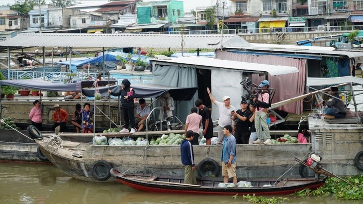 Thúy Diễm và đạo diễn mong có phép màu để 'Bà già đi bụi' được ra rạp - Ảnh 4.