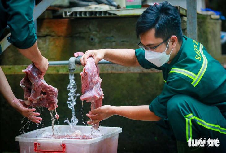 Vào ‘nhà bếp’ Thảo cầm viên Sài Gòn xem cho hổ ăn như thế nào? - Ảnh 4.