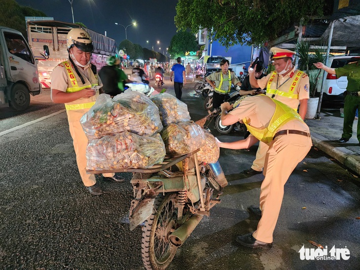 Vài giờ lập chốt, cảnh sát giao thông xử lý 22 xe 'mù mờ' trong chợ đầu mối Thủ Đức - Ảnh 1.