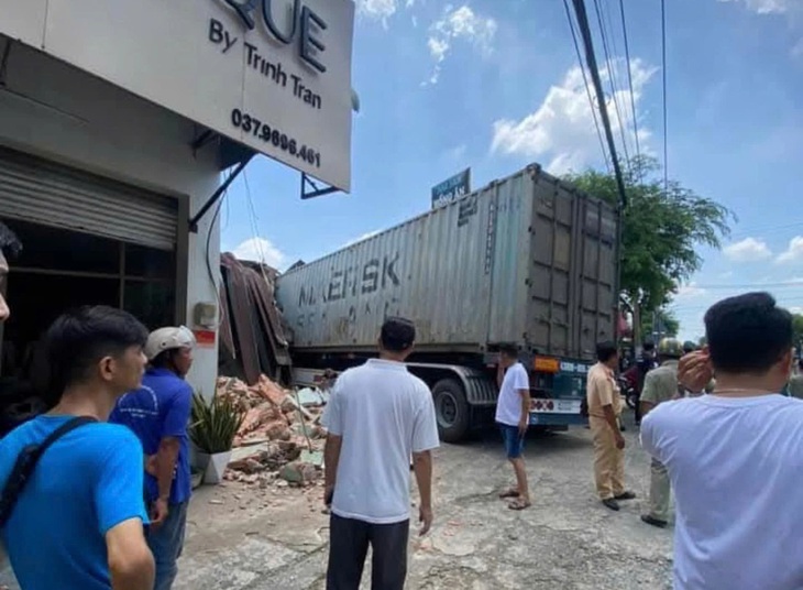 Xe container lao vào nhà dân ở Củ Chi, một người tử vong - Ảnh 3.