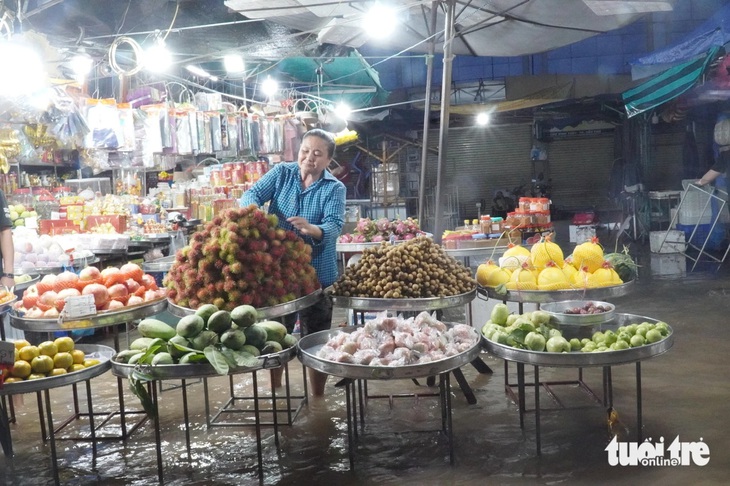 Người dân Cần Thơ ‘bó gối’ vì nước ngập trong ngày triều cường đạt đỉnh - Ảnh 3.