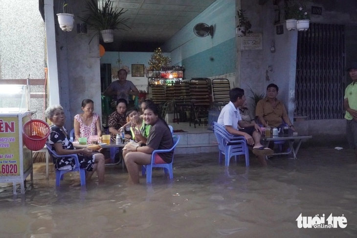 Người dân Cần Thơ ‘bó gối’ vì nước ngập trong ngày triều cường đạt đỉnh - Ảnh 8.