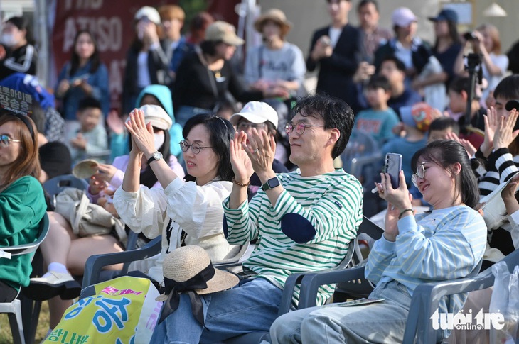 Ricky Star, Jang Song Ho 'bùng cháy', KTGRZ ONE nhảy See tình tại Vietnam Phở Festival 2024 - Ảnh 15.