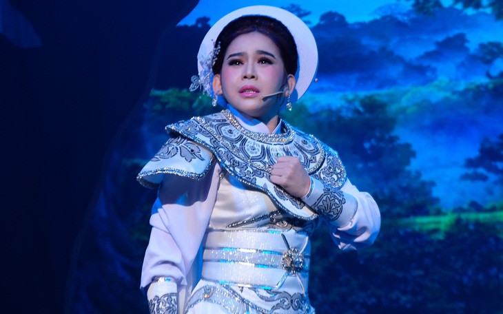 Bình Tinh hạnh phúc diễn cùng các con trong cải lương sử Việt Tây sơn nữ tướng - Ảnh 2.