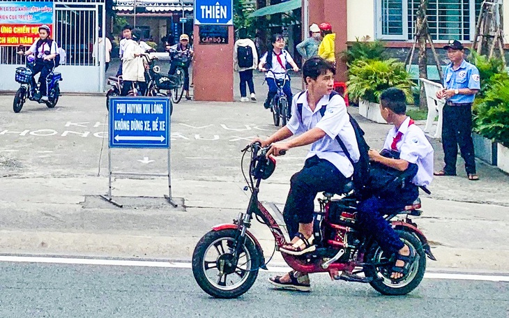 Xin đổi hoa 20-11 thành tập, sữa cho học sinh, thầy hiệu trưởng nhen lên vệt sáng  - Ảnh 2.