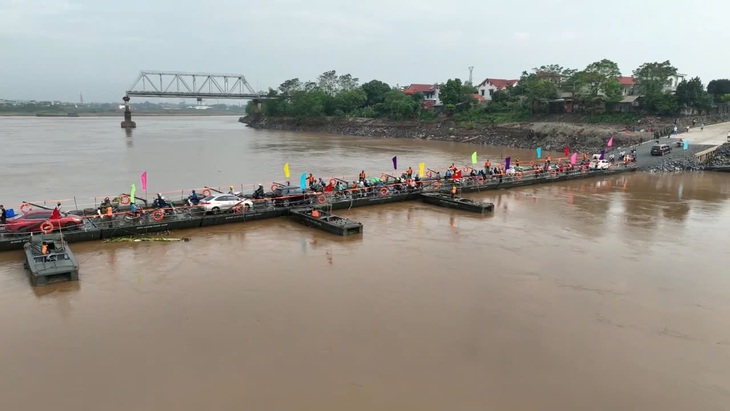 Cầu phao Phong Châu thông xe trở lại phục vụ người dân - Ảnh 3.