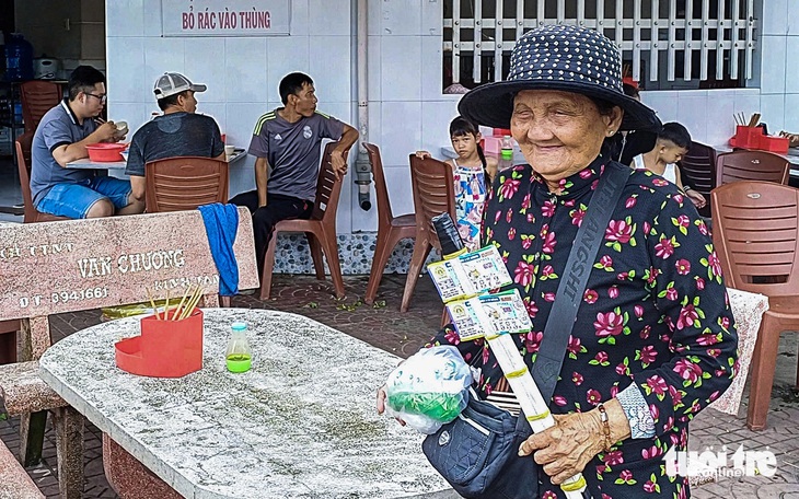 Người bán vé số dạo mòn mỏi chờ... quyền lợi - Ảnh 1.